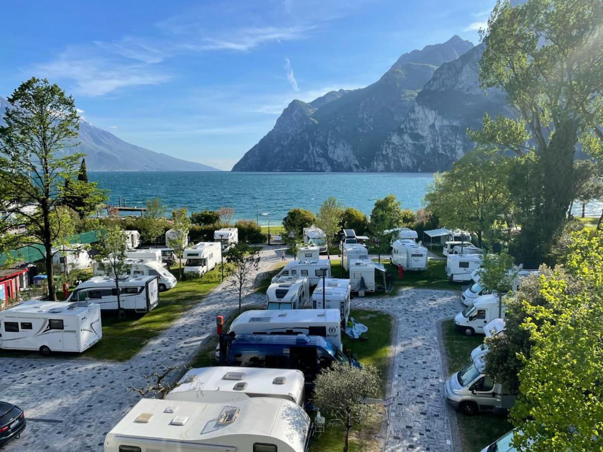 Al Lago Camping & Rooms Riva del Garda Ngoại thất bức ảnh