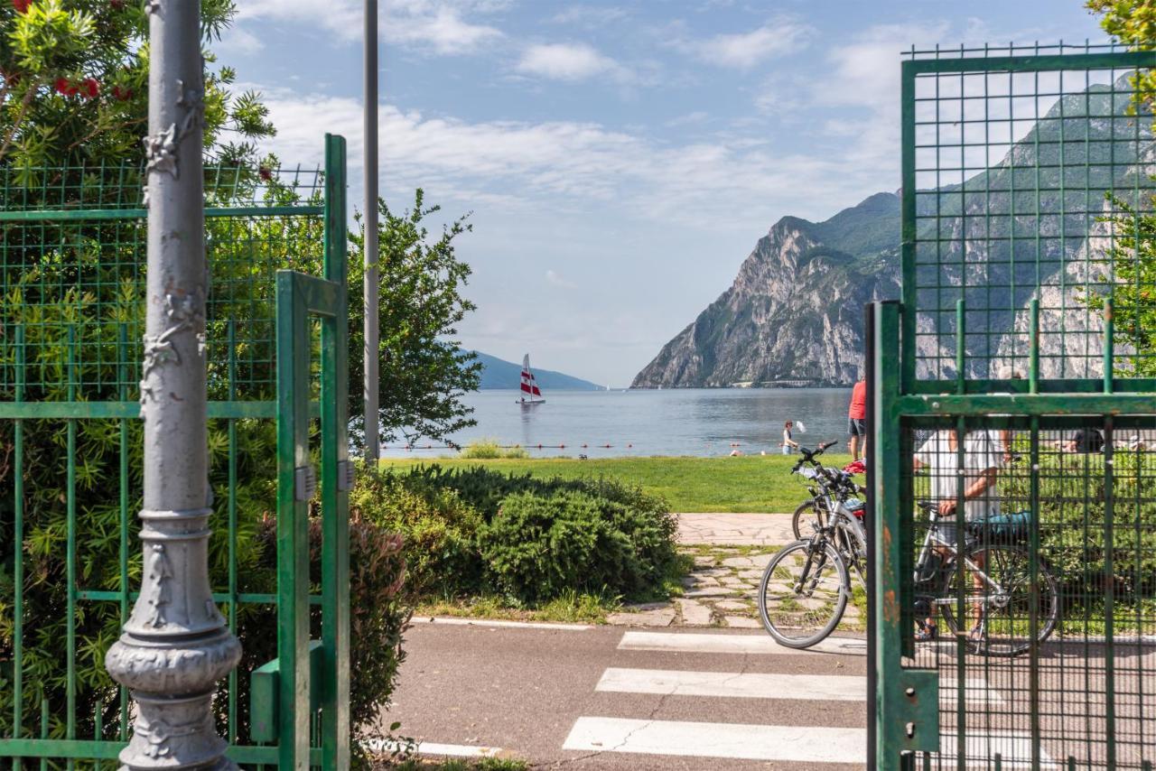 Al Lago Camping & Rooms Riva del Garda Ngoại thất bức ảnh