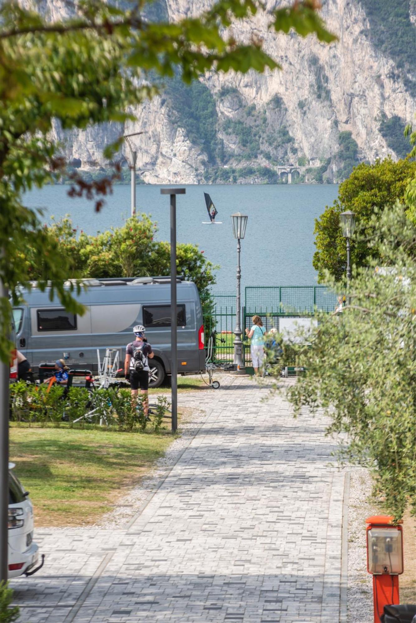 Al Lago Camping & Rooms Riva del Garda Ngoại thất bức ảnh