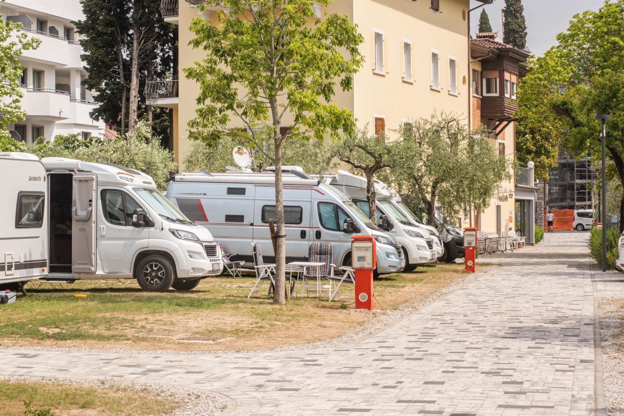 Al Lago Camping & Rooms Riva del Garda Ngoại thất bức ảnh
