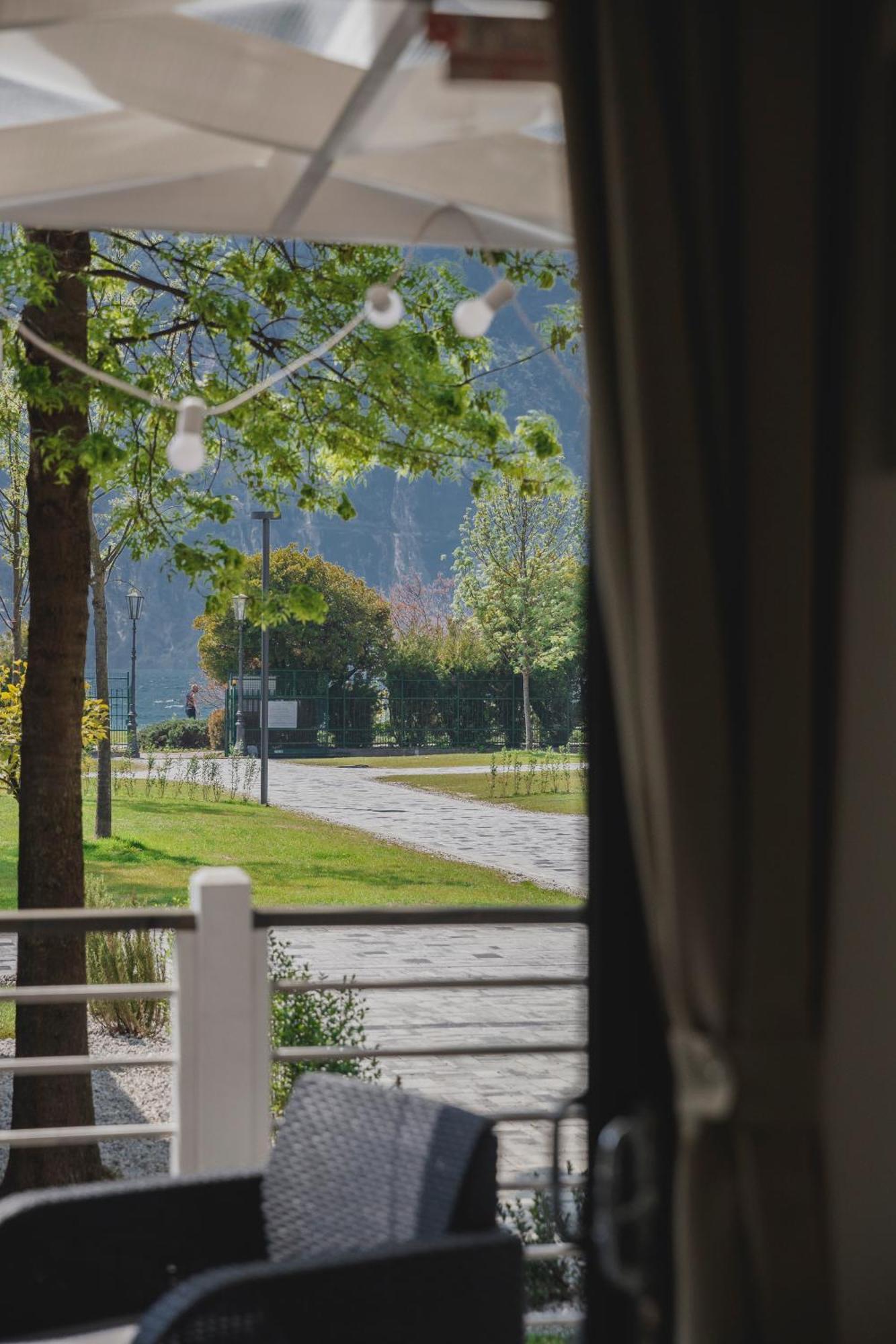 Al Lago Camping & Rooms Riva del Garda Ngoại thất bức ảnh